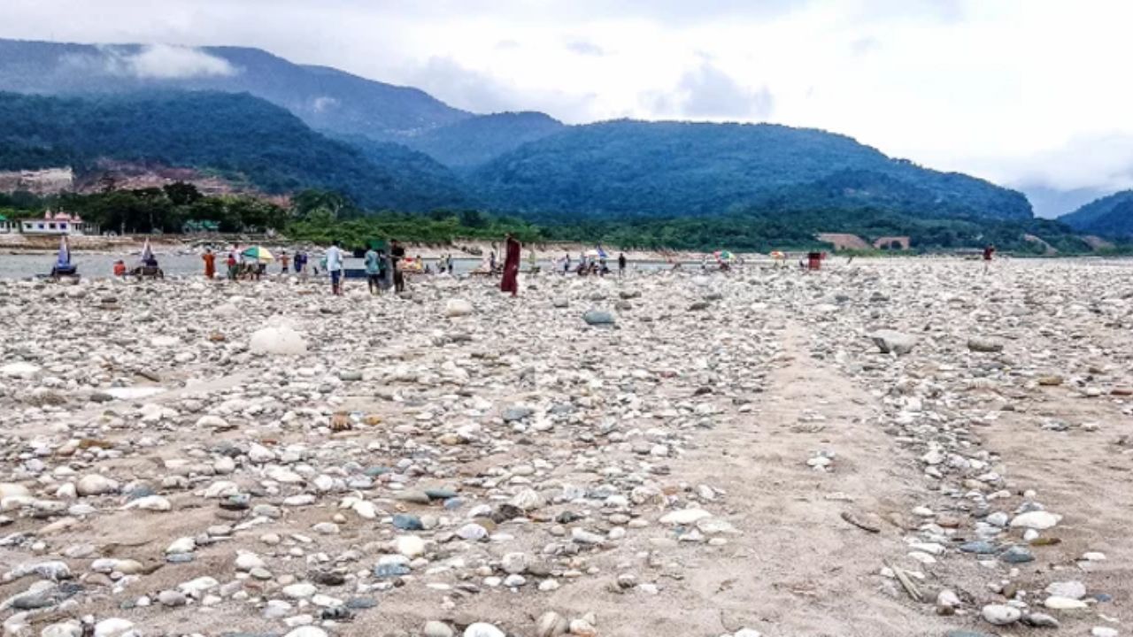 সাদা পাথর লুটে ধ্বংস হচ্ছে প্রকৃতি, পর্যটন হুমকিতে